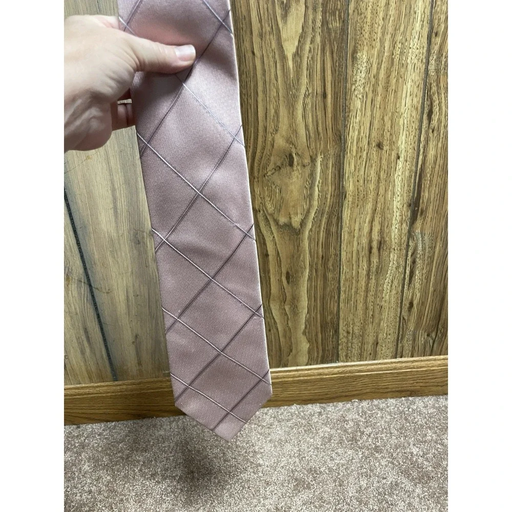 Claiborne Mens Tie 100% Silk Hand Made Necktie‎ Pink Gray Diamond Pattern 3.8